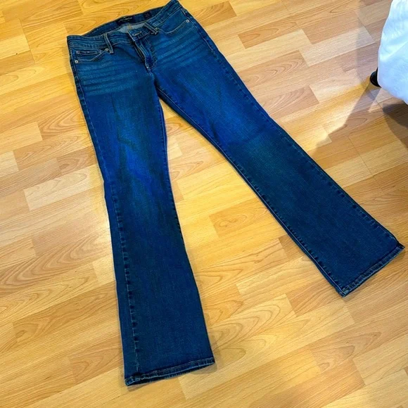 Lucky Brand. Size 27/4. Slim-fit,midrise, boot, cut - Picture 5 of 7